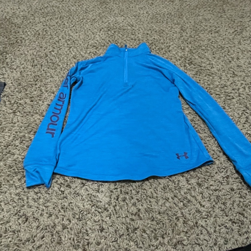 ⭐️Light Weight Under Armour Pull Over⭐️